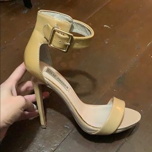 Steve Madden beige patent heel size6